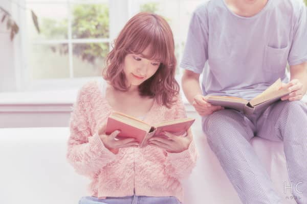 本を読む女性